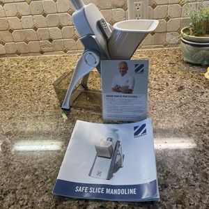 Zakarian safe slice mandoline